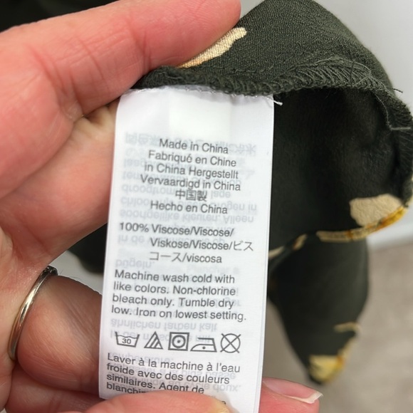 Madewell Button-Front Tier Dress in Fall Flowers size XS
Effie Floral Olive - Picture 5 of 12